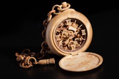 BlijNieuws_houten_horloge_Valerii_Danevych_2